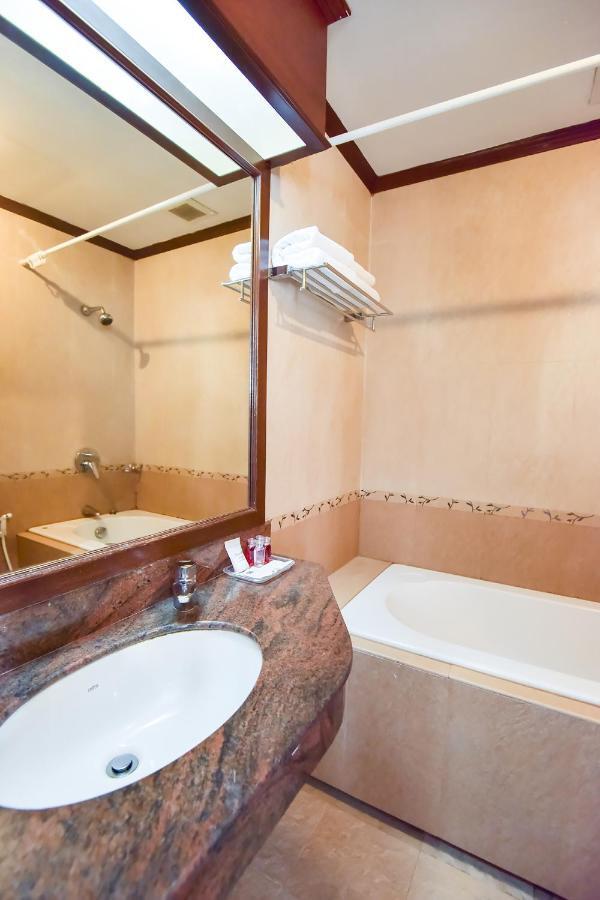 Oyo 389 Sira Boutique Residence Phuket Bagian luar foto